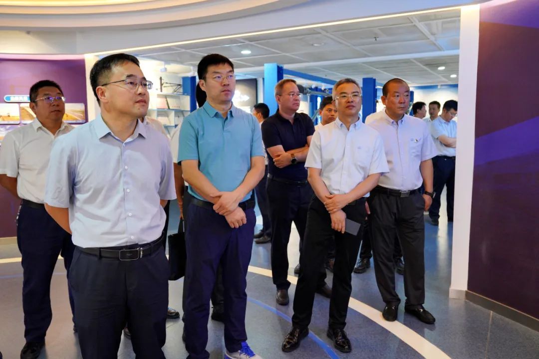 郭戈参观高铁电气企业展厅.jpg
